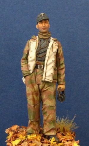 S2KW008 - German tanker in reversible winter suit.